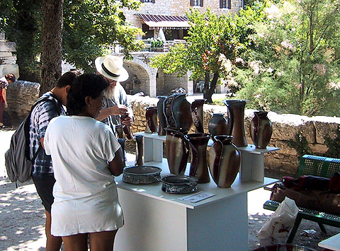 Le potier du Vercors sur le march&eacute; de Barjac